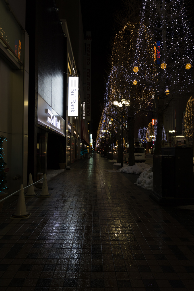 夜の街並み　大通り　その２
