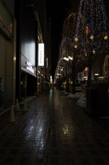 夜の街並み　大通り　その２