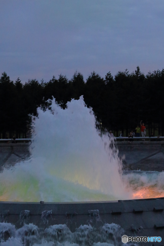 溶岩が荒れ狂いあふれ出した！　危険だ！！