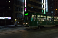 夜の街並み　市電２