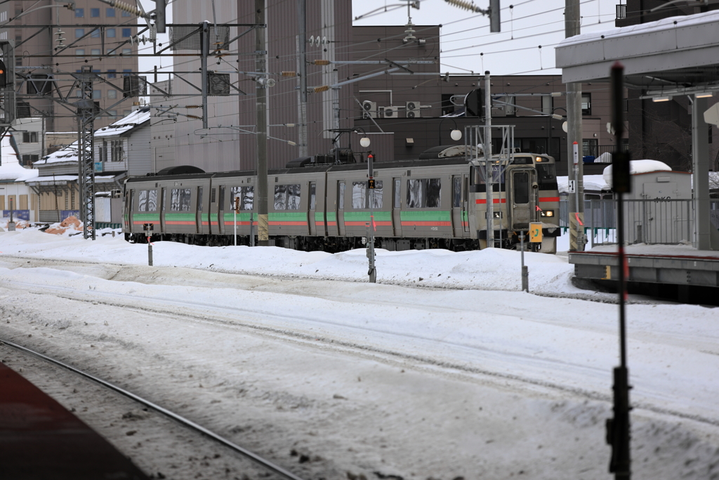 苗穂駅1番ホームに入ります