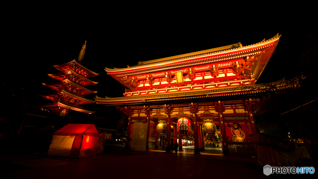 宝蔵門（仁王門）と五重塔とテント