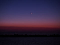 岬の朝　－細い細い月の出－