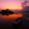 小舟が浮かぶ堰の夕景