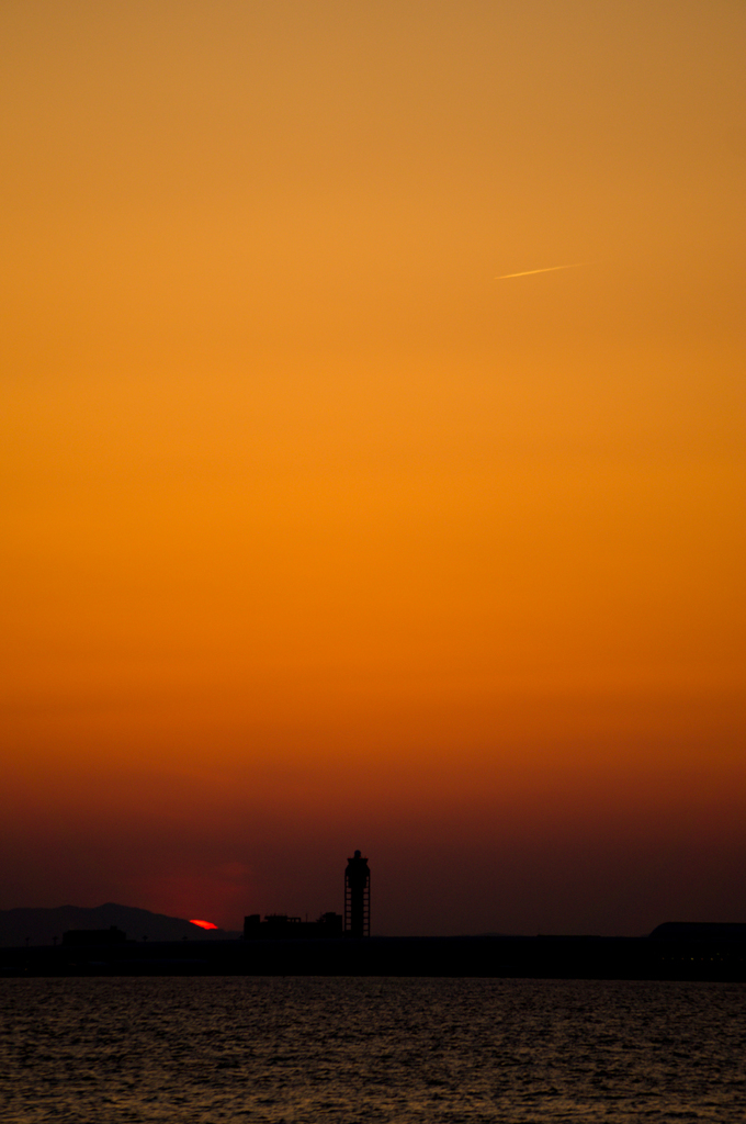 夕日と飛行機雲