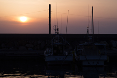 夕日と漁船と