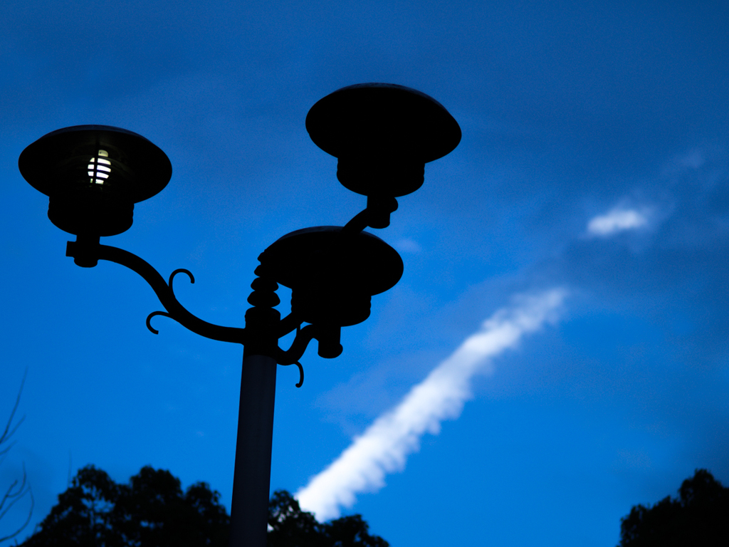 街灯と飛行機雲