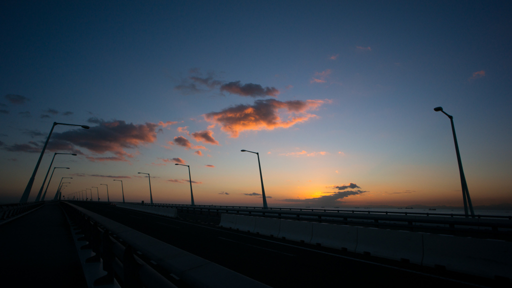 連絡橋と朝焼け<1>
