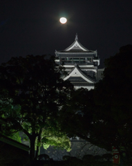 熊本城と月