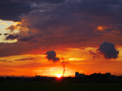 はぐれ雲と夕日