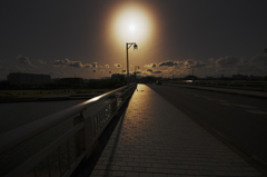 街燈を照らす太陽