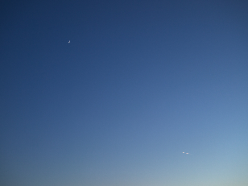 三日月と飛行機雲