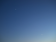 三日月と飛行機雲