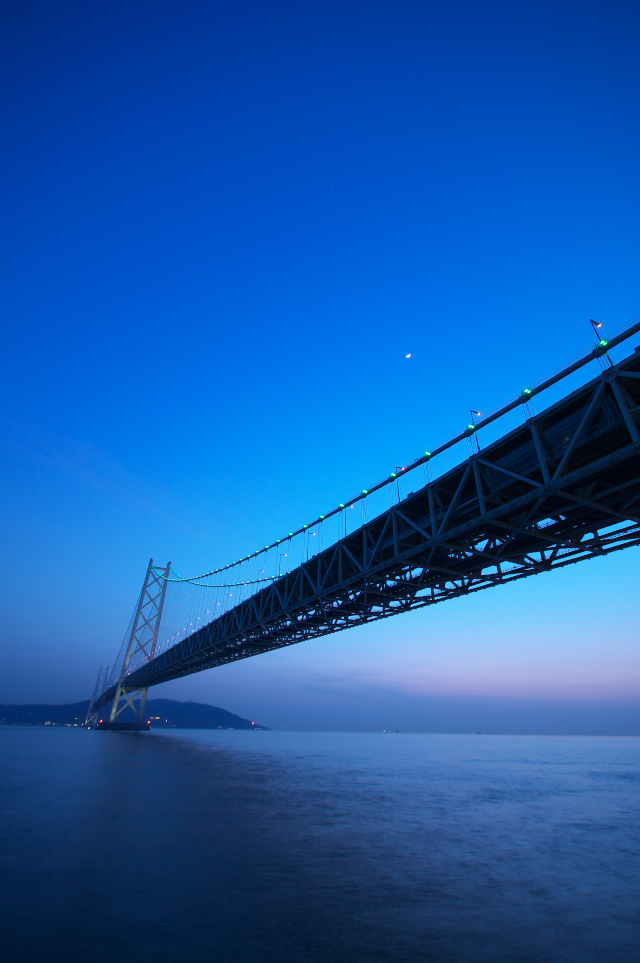 明石海峡大橋と月