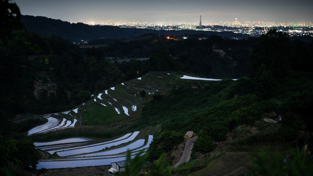 棚田と街明かり