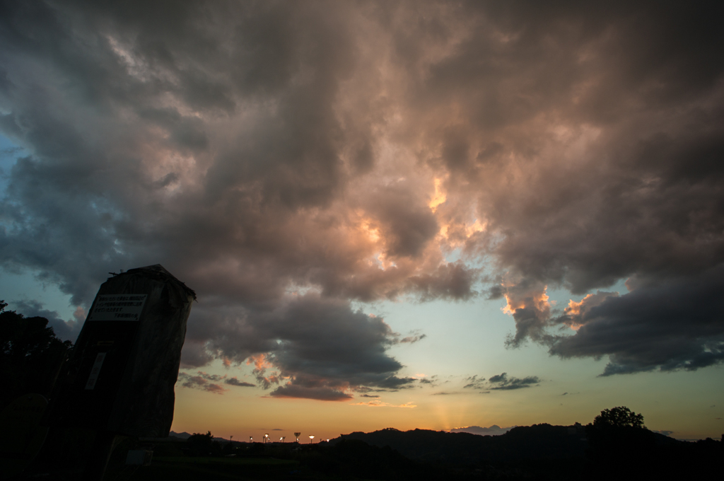 夕焼け雲と募金箱