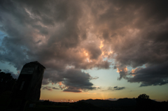 夕焼け雲と募金箱