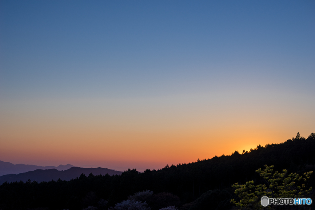 ひょっこり二上山