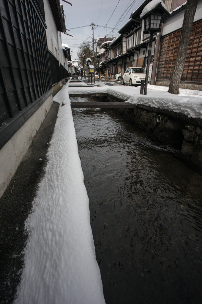 白壁と水路<1>
