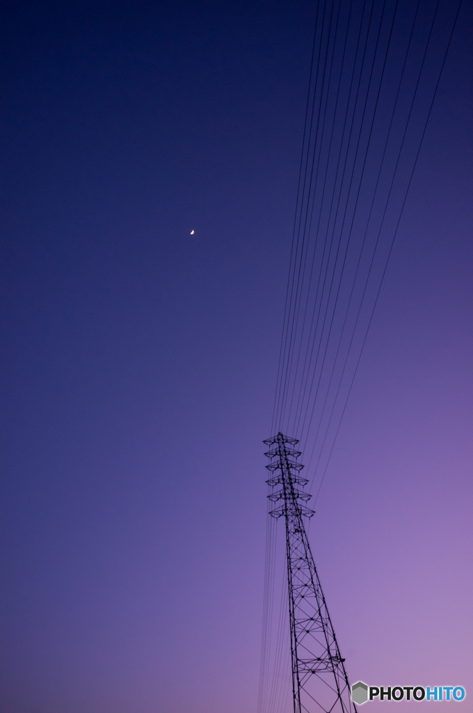 月と鉄塔と電線と空
