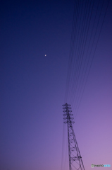 月と鉄塔と電線と空