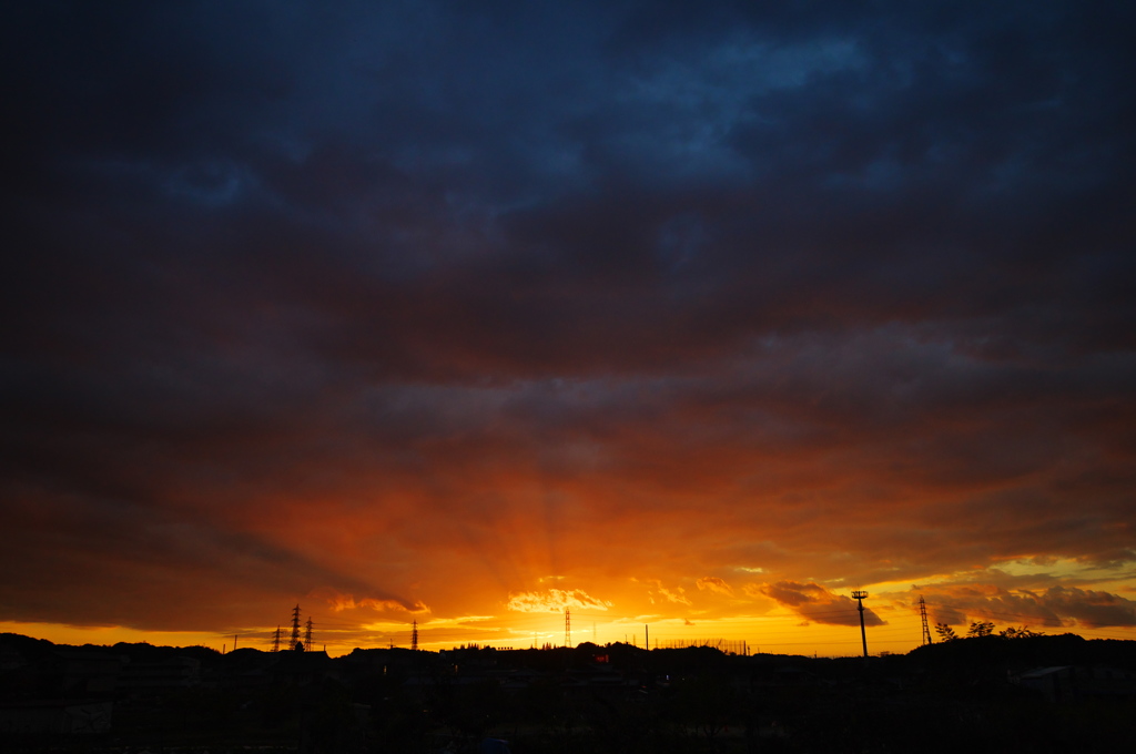夕日と夕焼けの間