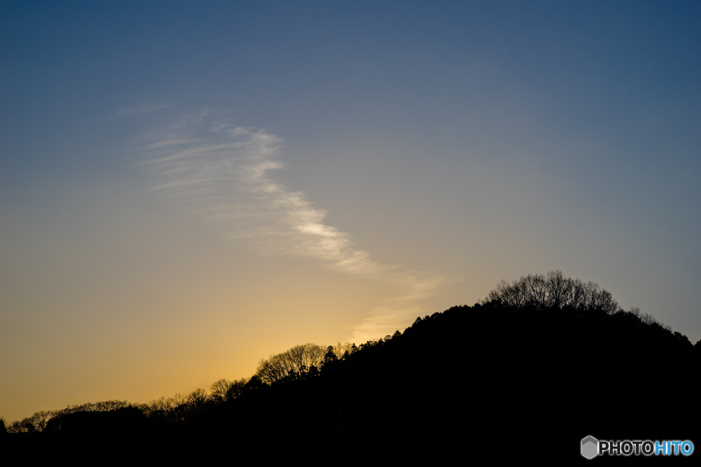 夕焼けの山の端