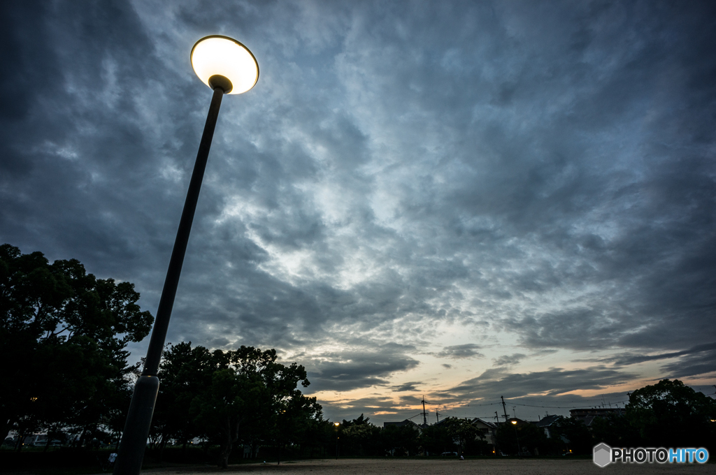 街灯と夕雲