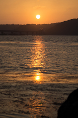 角島に落ちる夕日