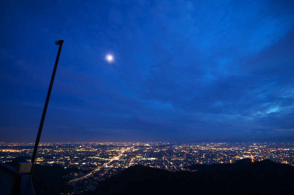 金華山からの夜景 <月添え>