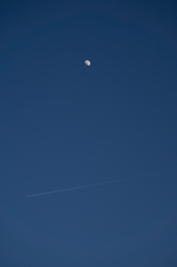 月と飛行機雲