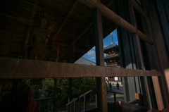 ガラス越しの十一面観音菩薩