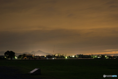 霞む二上山