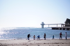 勝浦の海辺で遊ぶ親子