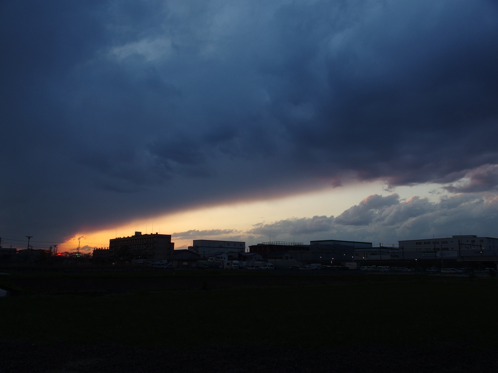 暗雲の日没