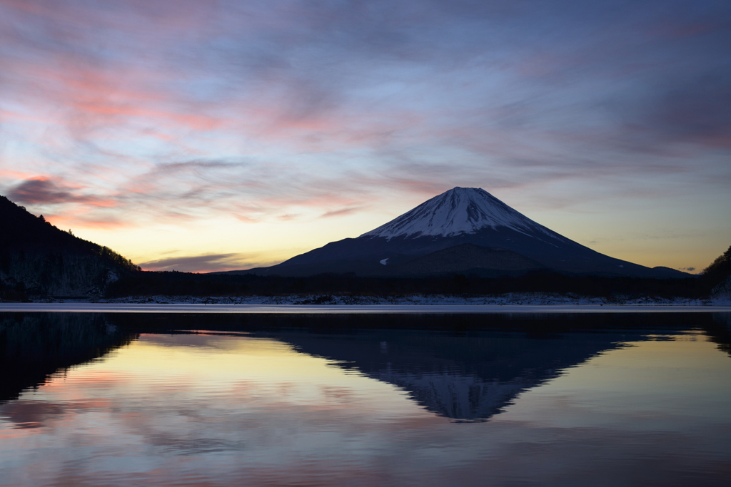 朱色の空と湖面