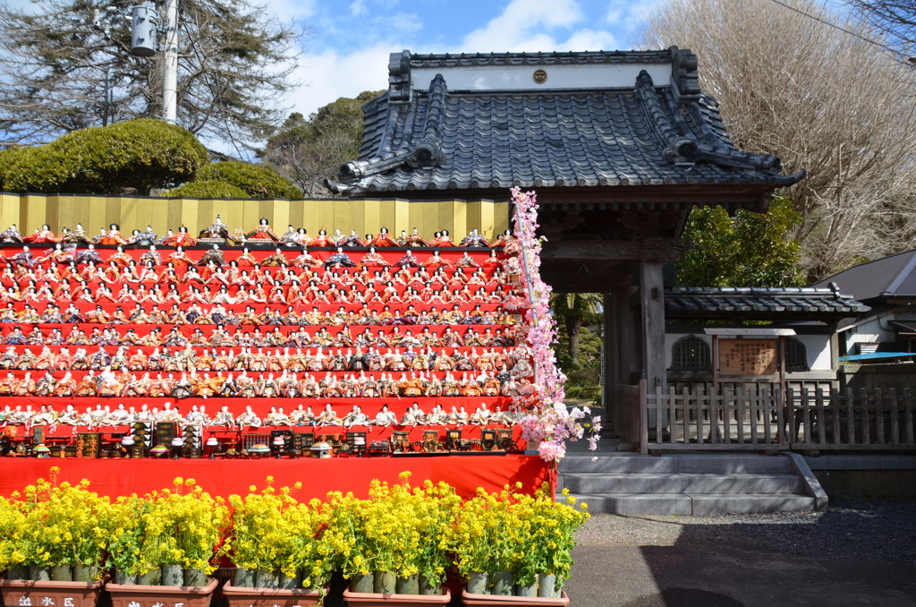 覚翁寺山門前
