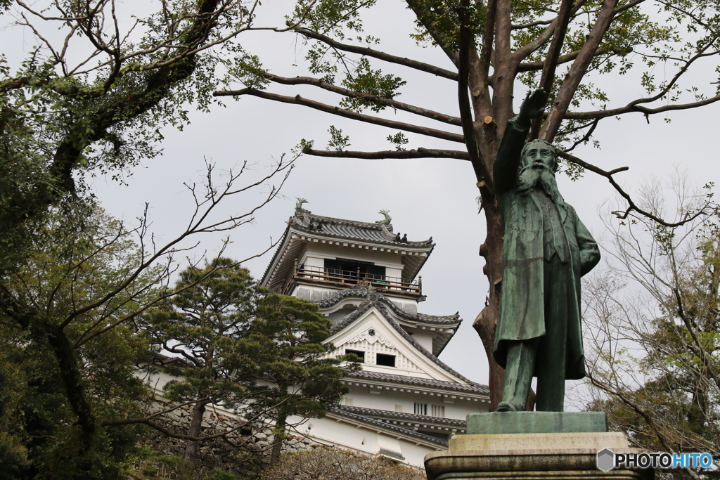 板垣退助像と高知城