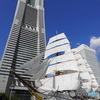帆船と横浜ランドマークタワー