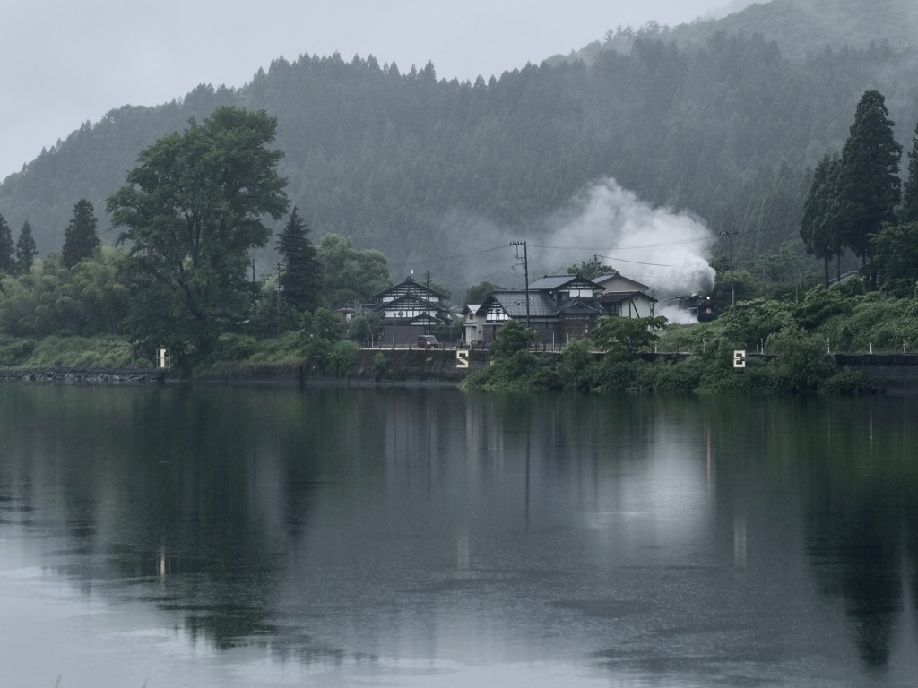 河畔の煙