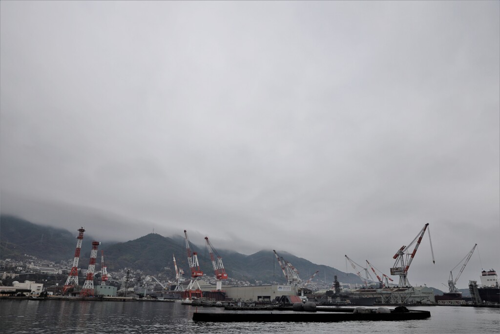 霧にけぶる呉の港