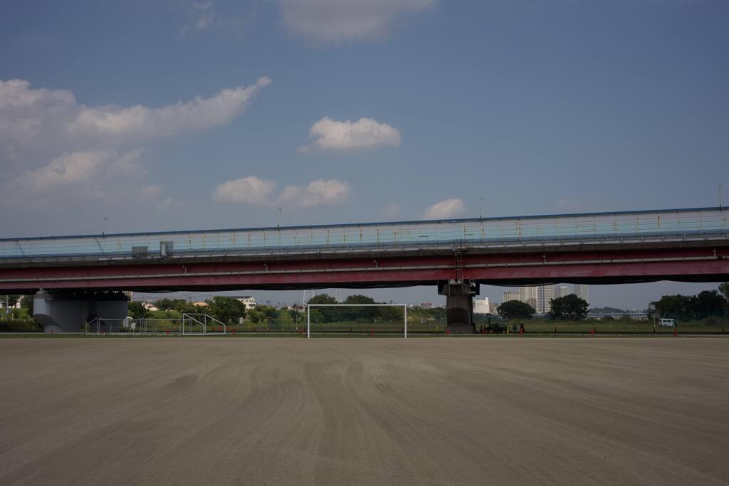 多摩川　誰もいないサッカーグランド