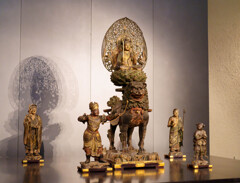 文殊菩薩騎獅像および侍者立像