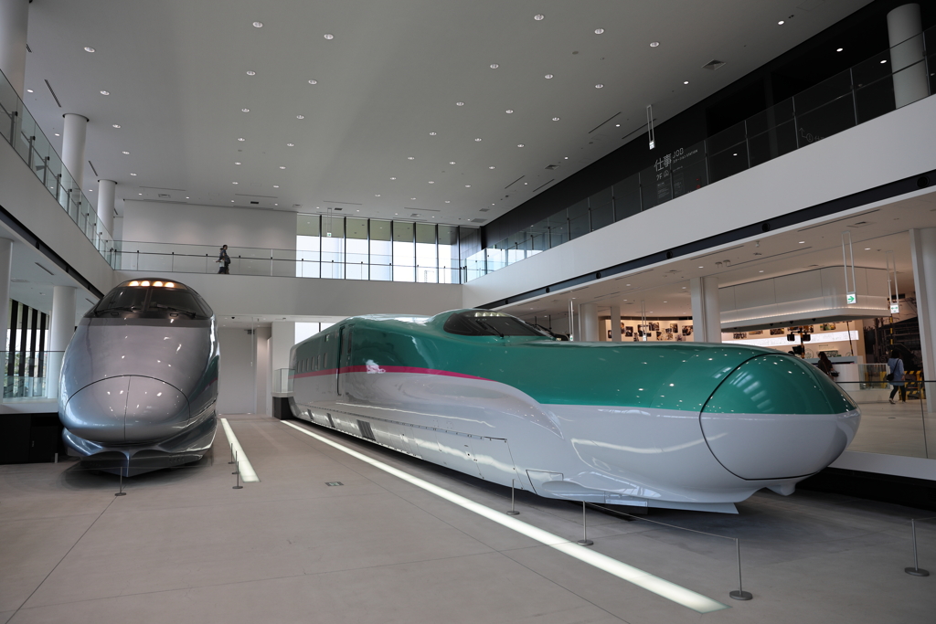 車輪が見えないけど　空飛ぶ系？