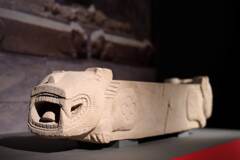 虎形石棺座     　呉　３世紀