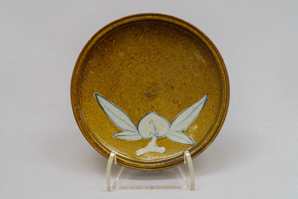 銹地染付桃文皿