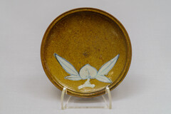 銹地染付桃文皿