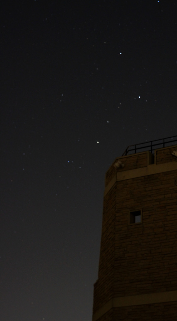 建物と星空