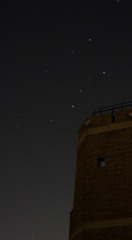 建物と星空