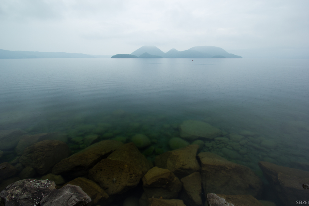 雨の洞爺湖